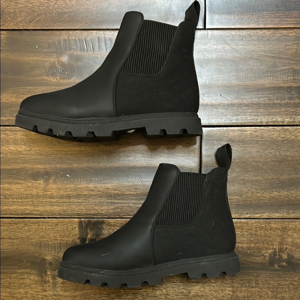 NWOT native Black Chelsea Boots J1